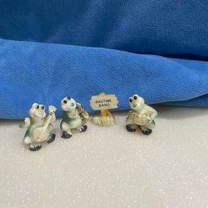 Vintage, adorable miniature 4 piece frog figurine set.